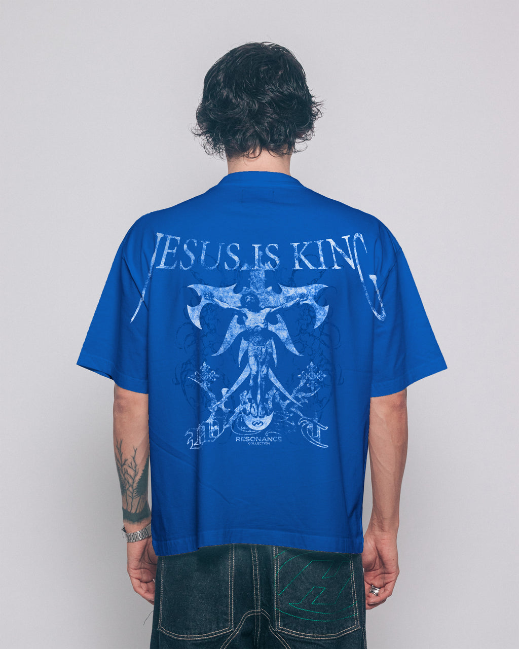 T-SHIRT JESUS IS KING BLUE